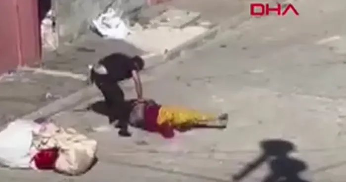 Sokakta ortasında tartıştığı eşini darp etti! O anlar kameralara yansıdı: Saldırgan ise gözaltına alındı