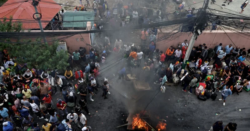 Nepal de ordu sokağa indi, göstericiler hapishane ve gazete binasını yaktı