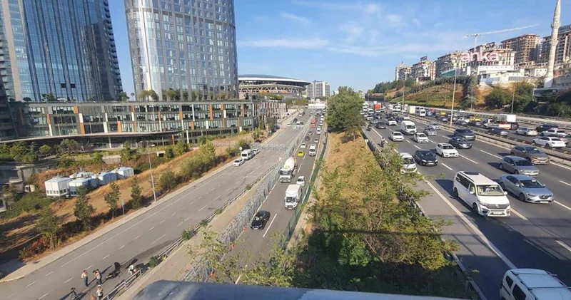 Eski CHP İstanbul İl Başkanlığı binasının bulunduğu cadde kısmen trafiğe açıldı, TOMA ların bir kısmı çekildi