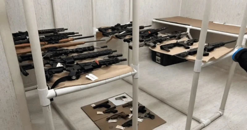 13 yaşındaki çocuk katliam hazırlığında yakalandı: Evinden 23 adet silah çıktı