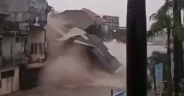 Endonezya da sel nedeniyle 3 katlı bina yıkıldı: O anlar kamerada VİDEO İZLE