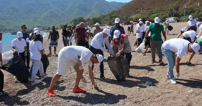 Adrasan’da yaz tatilinin ardından boş kalan plajı temizlediler
