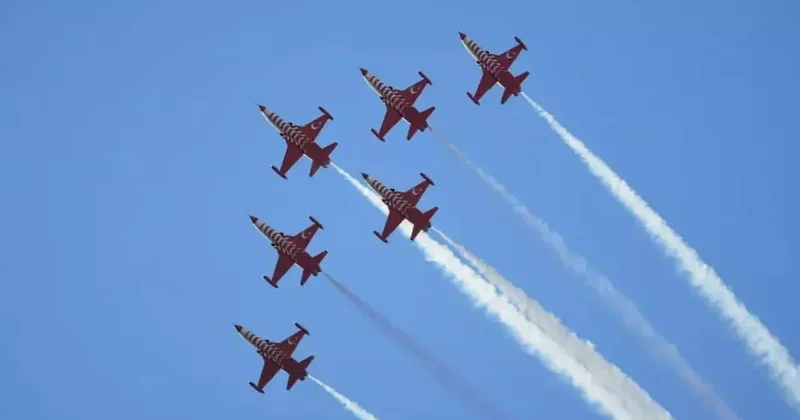 İzmir’de Türk Yıldızları ile SOLOTÜRK nefes kesti