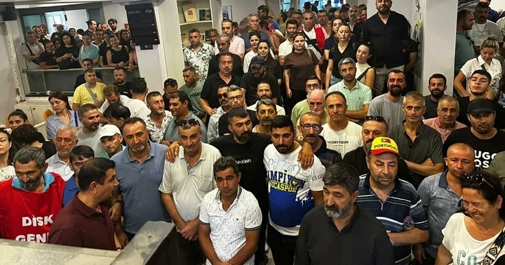 Buca Belediyesi nde maaş alamayan işçiler iş bırakma eylemine başladı! Belediye binasını işgal ettiler