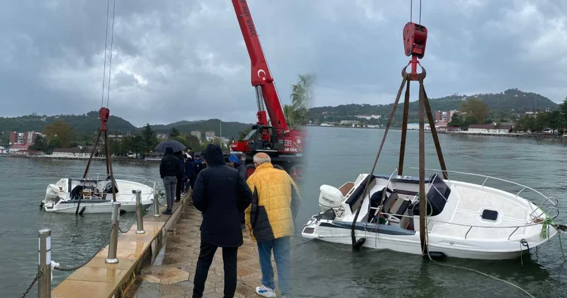 Zonguldak’taki fırtına limandaki tekneyi batırdı