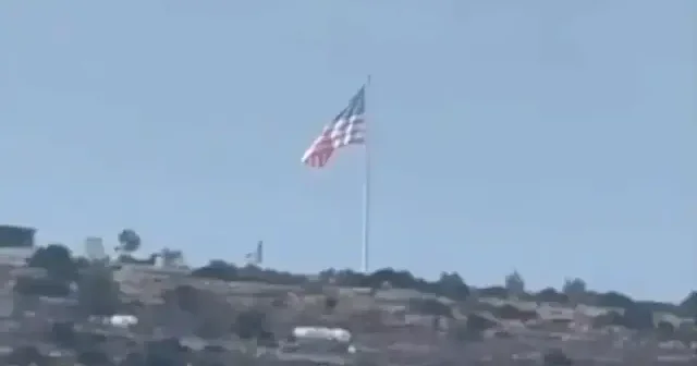 Yahudi işgalciler, Ramallah yakınlarındaki bir tepede İsrail bayrağını indirip ABD bayrağını astı. Olay, Trump’ın Kudüs ziyareti öncesinde gerçekleşti. VİDEO İZLE