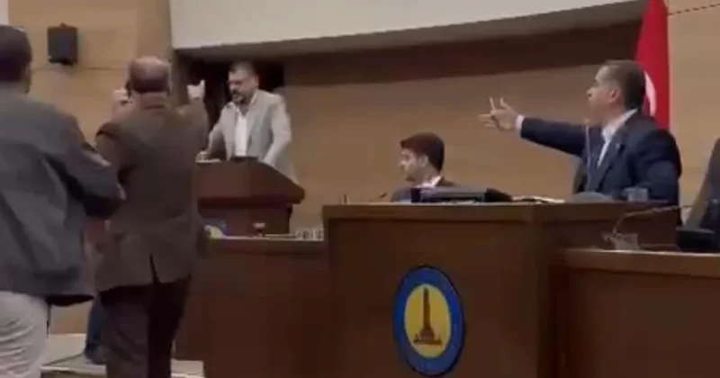 Yolsuzluk eleştirisi yaptı, AKP’liler kürsüye yürüdü Sözcü Gazetesi