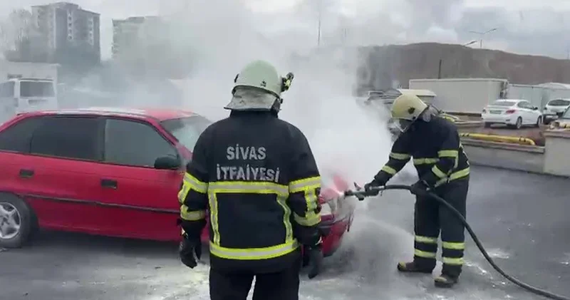 Sivas’ta hastane otoparkındaki otomobilde yangın çıktı