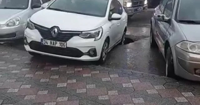 Otomobilin arka tekeri göçüğün içinde kaldı Kocaeli Haberleri
