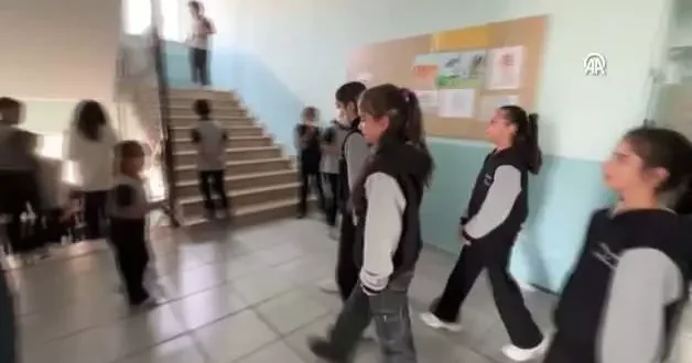 Hastalığını yenerek 13 ay sonra okuluna kavuşan öğrenciye duygulandıran karşılama