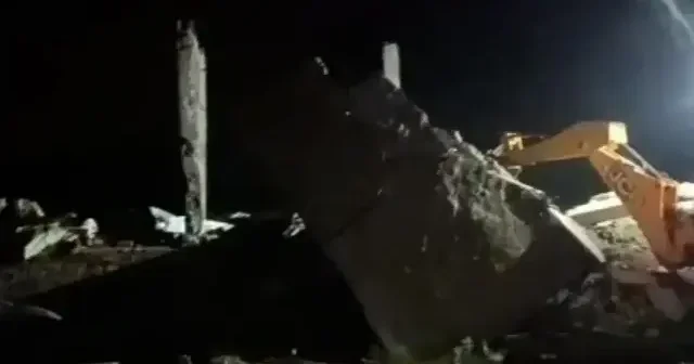 Hindistan’da bir evde meydana gelen patlamada en az 5 kişi hayatını kaybetti VİDEO İZLE