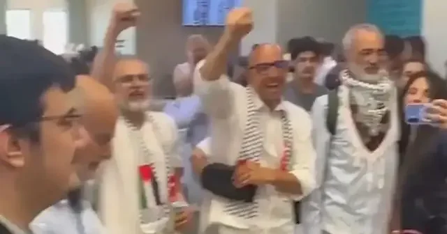 Türkiye ye dönen Özgürlük Filosu Aktivistleri ateşkes haberini havalimanında öğrendi VİDEO İZLE
