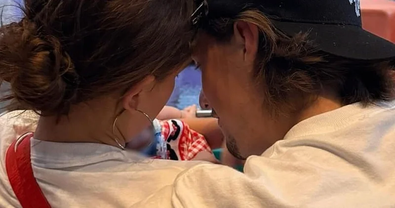 Millie Bobby Brown evlat edindiği kızıyla ilk fotoğrafını yayınladı magazin haberleri