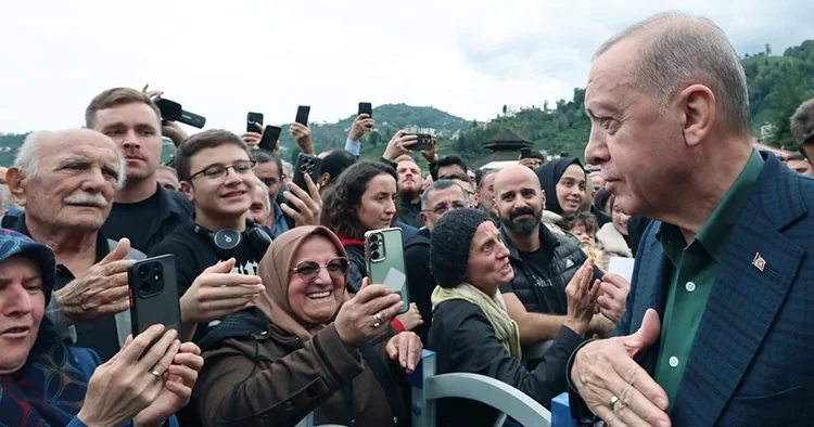 Cumhurbaşkanı Erdoğan, cuma namazı sonrası vatandaşlarla sohbet etti