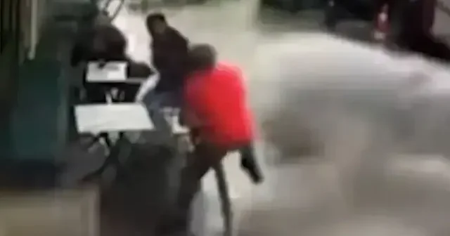 Bayrampaşa da belediye işçisinin sokağı yıkarken vatandaşları ıslattığı anlar kameraya yansıdı VİDEO İZLE