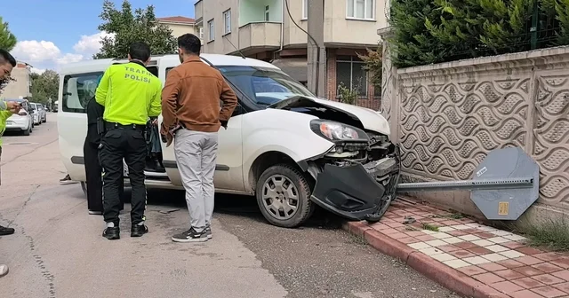 Kazada savrulan hafif ticari araç ile otomobil, site duvarına çarptı Bursa Haberleri