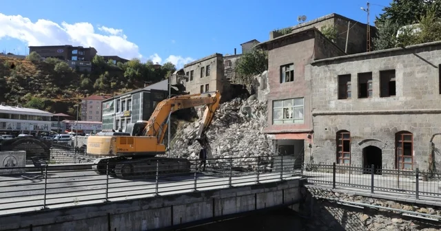 Bitlis te tehlike oluşturan metruk bina yıkıldı Bitlis Haberleri