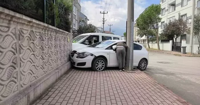 Köşede çarpıştılar, site duvarında durdular