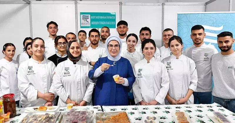 Emine Erdoğan, Rize’de ‘Aromatik Mutfak Kültürü’nün Yeşil Sofrası’ etkinliklerine katıldı