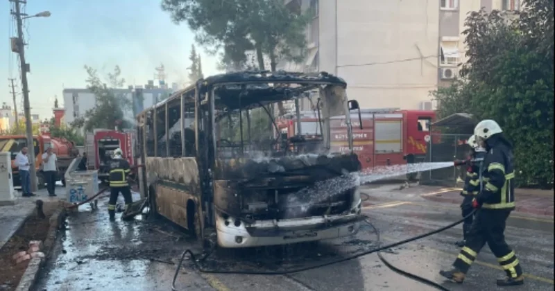 Adana da park halindeki özel halk otobüsü küle döndü Sözcü Gazetesi