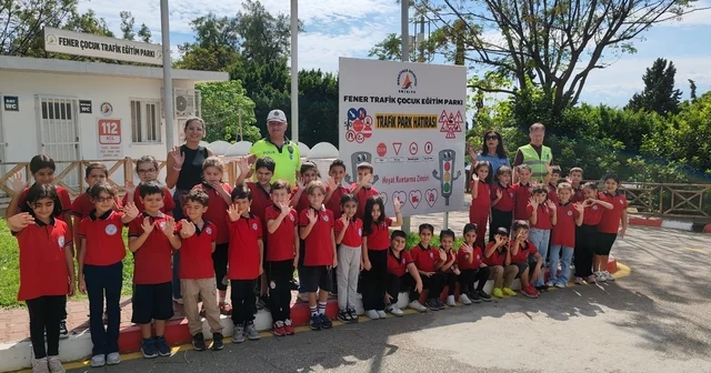 Antalya da polis ekiplerince bazı okul ve huzurevlerinde trafik eğitimi verildi Antalya Haberleri