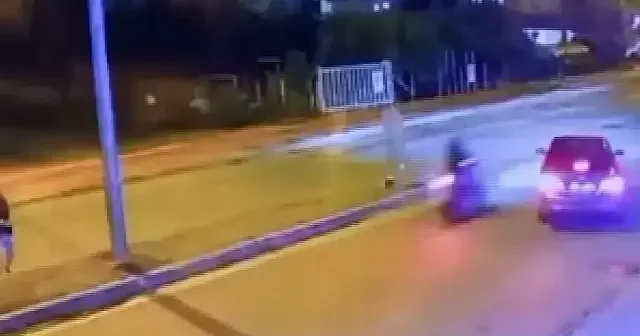 Antalya da U dönüşü yapan otomobille çarpışan motosiklet sürücüsü yaralandı VİDEO İZLE