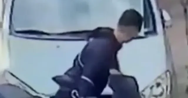 Polisin ‘dur ihtarına uymayan motosikletli silahını çöpe sakladı: O anlar kamerada VİDEO İZLE