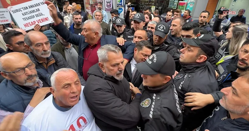 10 Ekim Ankara Gar katliamında yaşamını yitirenleri anmak için bir araya gelen Fındıklılılara polis engeli