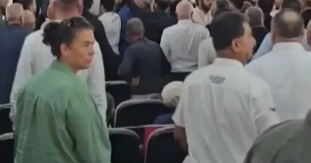 CHP nin Hatay daki ilçe kongresinde ortalık savaş alanına döndü: Tekmeli yumruklu kavga kamerada VİDEO İZLE