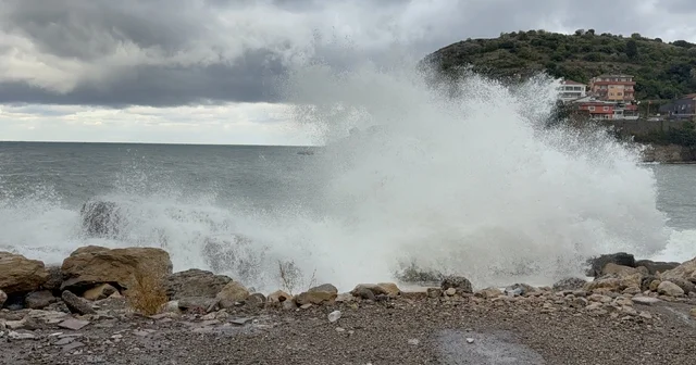 Amasra da kuvvetli rüzgar; dalga boyu 4 metreye ulaştı Bartın Haberleri