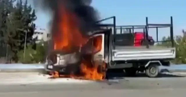 Adana’da seyir halindeki kamyonet alev alev yandı VİDEO İZLE