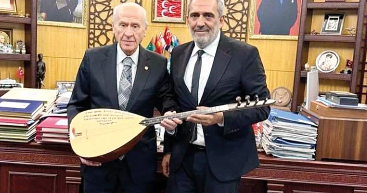 Bağlamasını hediye etti