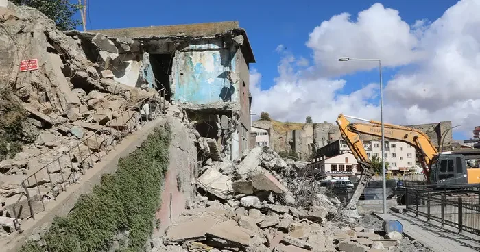 Bitlis te metruk binalar yıkılıyor