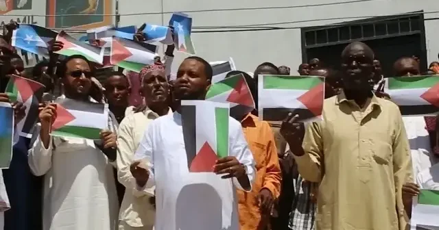 Somalililer Gazze ye destek için meydanlarda buluştu: Filistin bayraklarıyla slogan attılar VİDEO İZLE