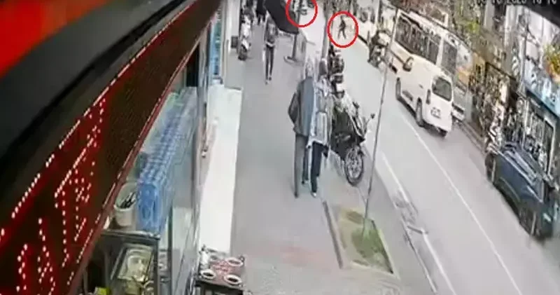 Sürücüsünün yayaya çarpmamak için manevra yaptığı otomobil kaldırıma çıktı; o anlar kamerada