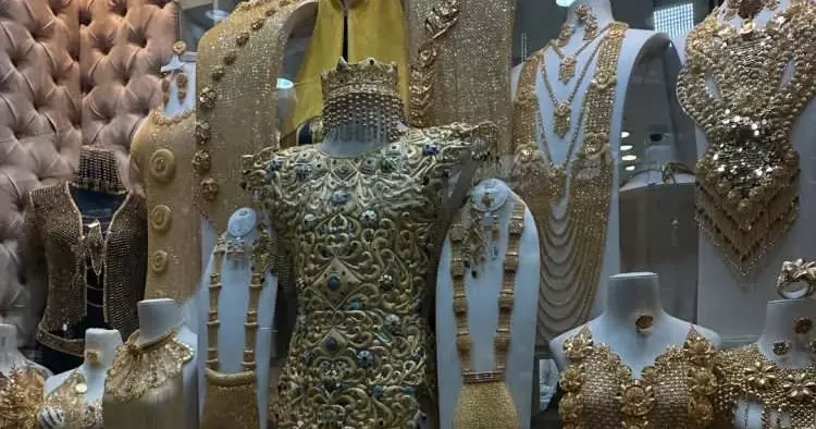 Her taşının fiyatı ayrı dudak uçuklatıyor! Dünyanın en pahalı kıyafeti...