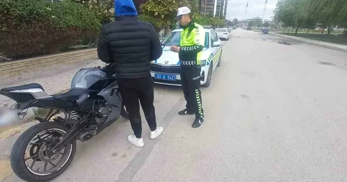 Motosikletinin plakasını bantla değiştiren sürücü polise yakalandı