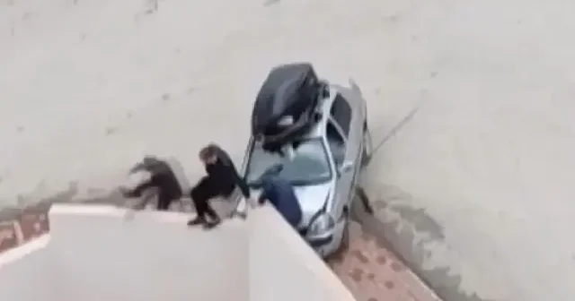 Husumetlilerini aracıyla ezmeye çalıştı: Dayak yedi VİDEO İZLE