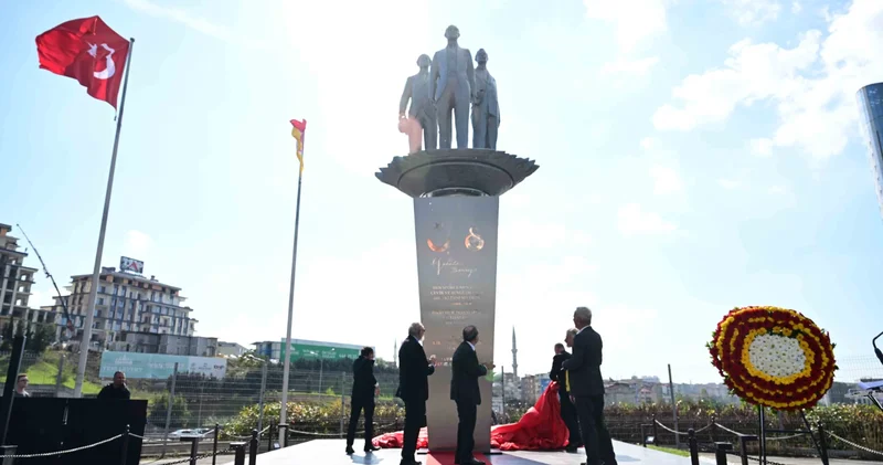 Galatasaray stadının önünde Gazi Mustafa Kemal Atatürk, Tevfik Fikret ve Ali Sami Yen in anıt heykelinin açılışı yapıldı