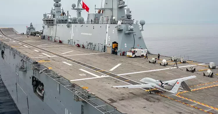 DENİZKURDU 2025 Tatbikatı nda Bayraktar TB3 gösterisi TCG Anadolu ya intikal, kara hedeflerine salvo atışı