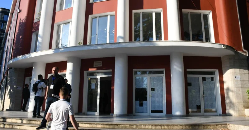 Arnavutluk taki genel seçimde oy kullanma işlemi başladı