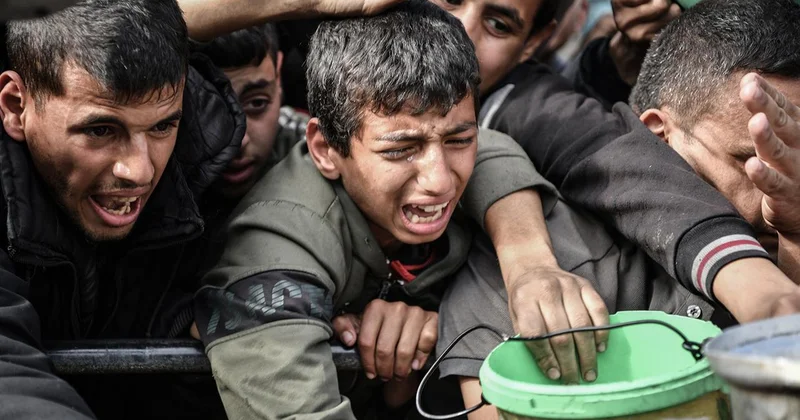 Hamas: Gazze ye girişi engellenen binlerce yardım tırı varken çocukların açlıktan ölmesi savaş suçudur