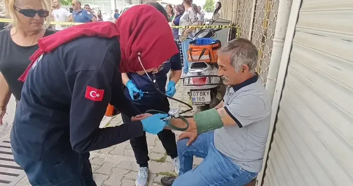 Antalya da 4 katlı binada yangın paniği: Mahsur kalan aileleri itfaiye kurtardı