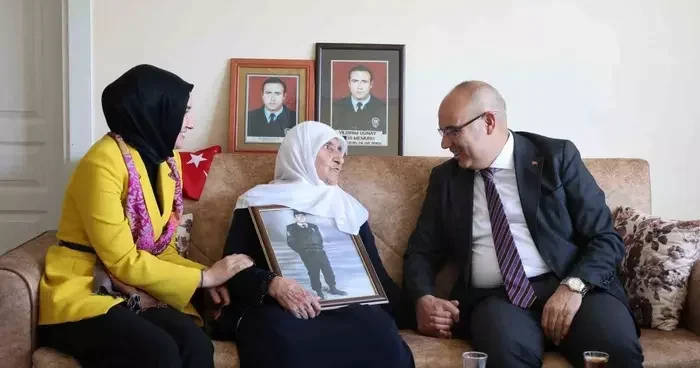 Ağrı Valisi Koç, Anneler Günü nde şehit annesini ziyaret etti