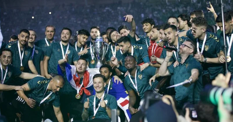 Şampiyon Kocaelispor kupasını binlerce taraftarı önünde kaldırdı! Futbol Haberleri