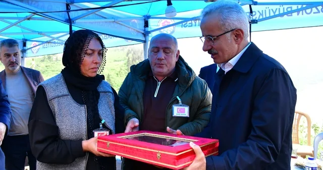 Ulaştırma ve Altyapı Bakanı Uraloğlu ndan Trabzon da şehit Berat Mecit Day ın ailesine ziyaret Trabzon Haberleri