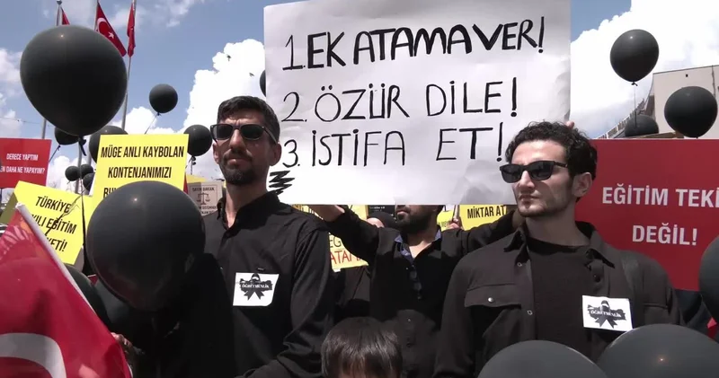 Ek atama isteyen öğretmenlerden protesto: 100 bin ücretli öğretmen varsa 100 bin açık vardır