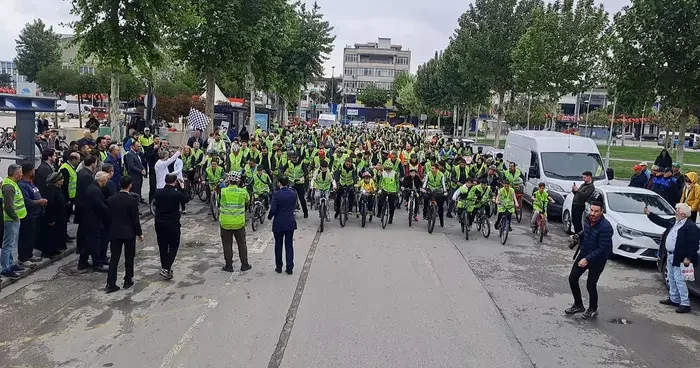 Sakarya da trafikte farkındalık için her yaştan sporseverin katılımıyla bisiklet turu düzenlendi