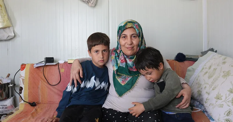 Depremde sağ bacağını kaybeden anne yaşadığı zor günleri unutmaya çalışıyor