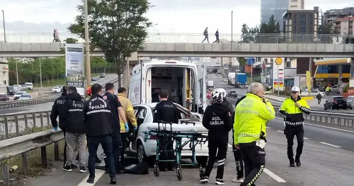 İstanbul da feci kaza! Otomobil, otobüse ve refüje çarptı: 1 kişi hayatını kaybetti, 4 kişi yaralandı